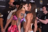 Vídeo: ex-lutadora do UFC rouba beijo de adversária durante encarada