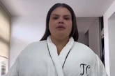 Thais Carla usa cinta para conter excesso de pele após emagrecer 50 kg