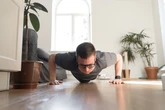 Entenda o que acontece com o corpo se você fizer 100 flexões por dia