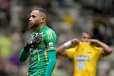Vídeo: Everson pega dois pênaltis, marca e classifica o Galo na Sula
