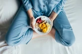 Descubra duas frutas saborosas que ajudam a pegar no sono mais rápido