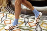 Flat sneaker: Versace e Onitsuka Tiger revisitam o estilo vintage