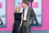 “Impossível não se apaixonar”, diz Pamela Anderson sobre Liam Neeson