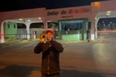 Trompetista toca marcha fúnebre no condomínio de Bolsonaro. Vídeo