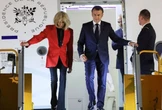 Macron minimiza agressão da esposa: “Estávamos brincando”; vídeo