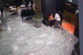Vídeo: ladrão invade hotel e rouba celular da mão de mulher na Asa Sul