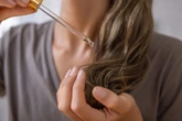 Veja qual óleo natural cobre fios brancos e promove hidratação potente