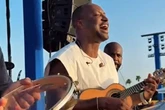 Vídeo: após faltar luz, Thiaguinho improvisa durante show em Miami