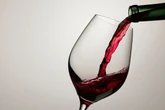 Experimente simpatias com vinho para conquistar ou manter um amor