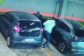 Vídeo: suspeitos fazem mulher refém durante roubo em estacionamento
