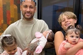 Neymar aparece em foto rara ao lado dos 4 filhos e ganha homenagens