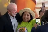 Vídeo: mulher invade palco e abraça Lula durante evento no Planalto