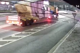 Vídeo: caminhão com excesso de altura bate carga em passarela em SP