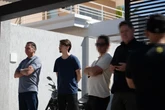 Vigiado por policiais, Bolsonaro aparece no jardim junto a Jair Renan
