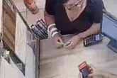 Vídeo: mulher é flagrada com 28 cartões roubados e 12 documentos no DF