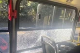 Passageira fica ferida após ônibus ser atingido por pedra em MG