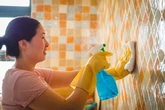 3 dicas infalíveis para acabar com a gordura nas paredes da cozinha