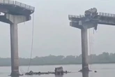Ponte desaba e mata pelo menos 10 pessoas na Índia. Vídeo
