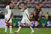 Flamengo despacha o Corinthians e segue na liderança do Brasileirão