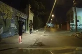 Grupo foge em carro roubado e quase atropela clientes de boate. Veja