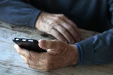 Homem de 75 anos vive romance com amante de IA e pede divórcio