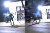 Vídeo: homem usa motosserra ligada para ameaçar clientes e dona de bar