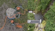 Helicóptero da PM resgata homens perdidos em trilha em SP. Veja vídeo