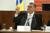Dino determina que Câmara explique urgência em PL da Adultização
