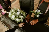 Mulher processa funerária após encontrar desconhecido no caixão do tio