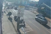 PR: carro avança sinal vermelho e bate na viatura da PM; veja vídeo