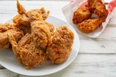 O truque da água: frango empanado sequinho e sem respingos na fritura