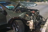 Carro fica destruído após colisão entre veículos no Eixão. Veja fotos