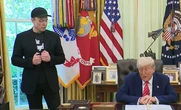 Com Trump, Musk usa camisa “The Dogefather” ao deixar governo. Entenda