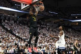 Warriors dominam Timberwolves e abrem 1 x 0. Curry sai lesionado