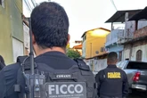 Facção espalha terror em cidade ameaçando rivais com fantoches
