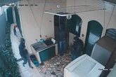 Veja momento em que quadrilha invade casa para roubar R$ 1 mi em joias
