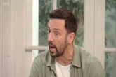 Ator revela fobia alimentar e quase vomita durante programa ao vivo