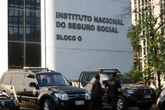 Farra do INSS: PF suspeita que funcionários levavam dinheiro em avião