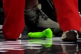 Vídeo: torcedor joga pênis de borracha em quadra de jogo da WNBA
