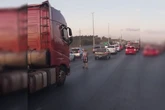 Vídeo: homem com bebê no colo ataca caminhoneiro, que reage com facão