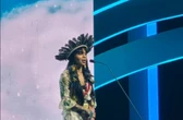 Ativista Txai Suruí emociona ao apresentar parte do Prêmio Earthshot