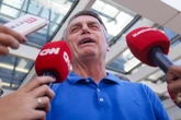 Vídeo: Bolsonaro mostra cicatrizes na barriga ao deixar hospital no DF