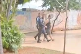 Pai que agrediu professor foi levado por PMs após confusão; veja novos vídeos