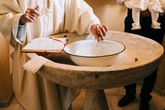 Criança é batizada sem aprovação do pai, e caso pode parar no Vaticano