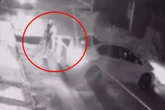 Vídeo: mulher com duas crianças é assaltada na porta de casa no DF