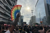 Vídeo: milhares lotam ParadaSP com leques, símbolo da comunidade LGBT+