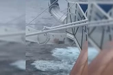 Passageira de cruzeiro fica presa em toboágua. Vídeo