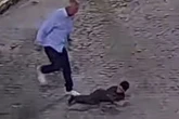 Pai é flagrado agredindo e empurrando filho em via pública em PE