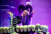 Lady Gaga manda novo presente para os fãs que estão na frente do hotel