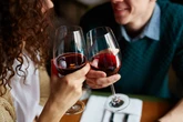 Vinho é afrodisíaco? Médica explica como a bebida age no organismo